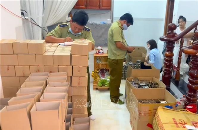 tam-giu-gan-2900-hop-my-pham-khong-ro-xuat-xu