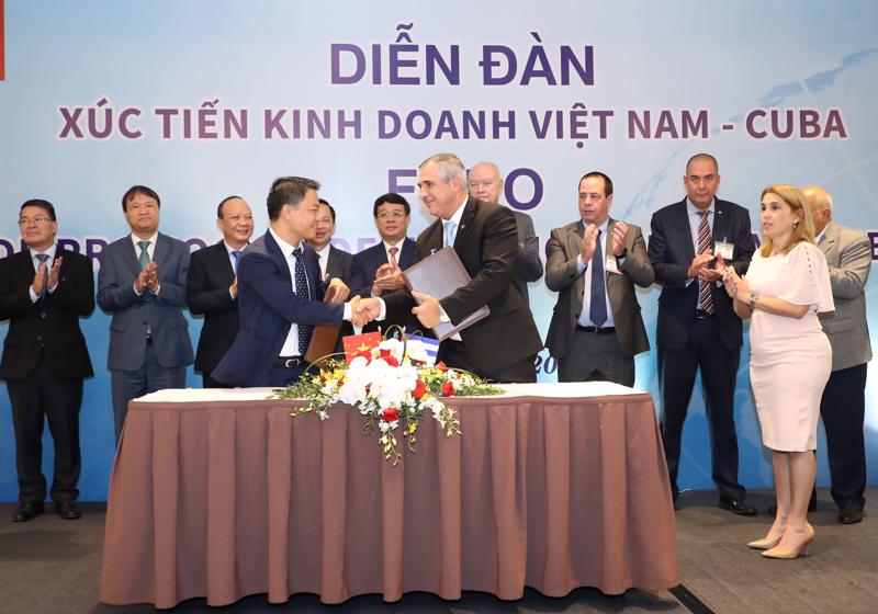 Ông Nguyễn Ngọc Nghị, Phó Tổng Giám đốc Tập đoàn T&T Group (bên trái) và ông Eduardo Martínez Díaz, Chủ tịch Tập đoàn BioCubaFarma trao biên bản ghi nhớ hợp tác.