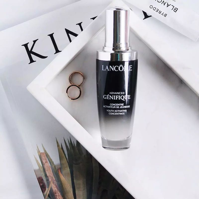 Tinh chất Lancôme Advanced Génifique Serum với 6 tỷ phần lợi khuẩn pre- & probiotic cô đặc trong mỗi chai serum cùng Hyaluronic Acid, và Vitamin Cg.