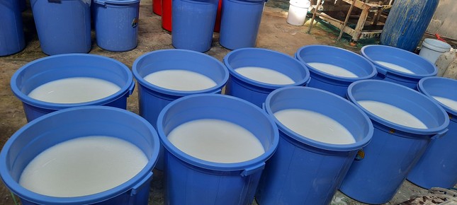 Đột kích kho mỹ phẩm làm đẹp 'công nghệ xô chậu' lớn nhất từ trước đến nay - Ảnh 3. Đột kích kho mỹ phẩm làm đẹp 'công nghệ xô chậu' lớn nhất từ trước đến nay - Ảnh 3.