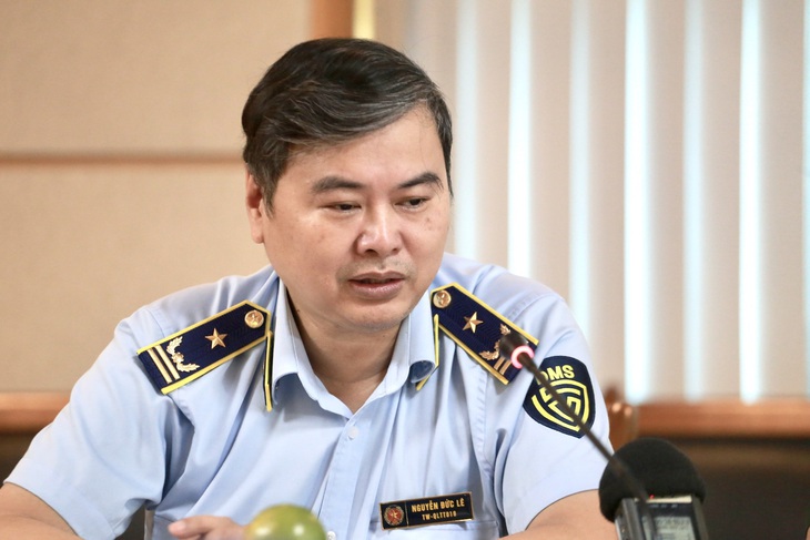 Ông Nguyễn Đức Lê - phó cục trưởng Cục Nghiệp vụ, Tổng cục Quản lý thị trường - cho biết quy trình trồng sâm ở Trung Quốc rất ngắn, thường sử dụng chất kích thích, hóa chất nên chỉ 2-3 năm đã cho thu hoạch - Ảnh: C.TUỆ Ông Nguyễn Đức Lê - phó cục trưởng Cục Nghiệp vụ, Tổng cục Quản lý thị trường - cho biết quy trình trồng sâm ở Trung Quốc rất ngắn, thường sử dụng chất kích thích, hóa chất nên chỉ 2-3 năm đã cho thu hoạch - Ảnh: C.TUỆ