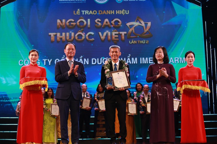 Ông Huỳnh Văn Nhung - Phó tổng giám đốc Khối Chất Lượng - đại diện Imexpharm nhận giải thưởng Ngôi sao thuốc Việt Ông Huỳnh Văn Nhung - Phó tổng giám đốc Khối Chất Lượng - đại diện Imexpharm nhận giải thưởng Ngôi sao thuốc Việt