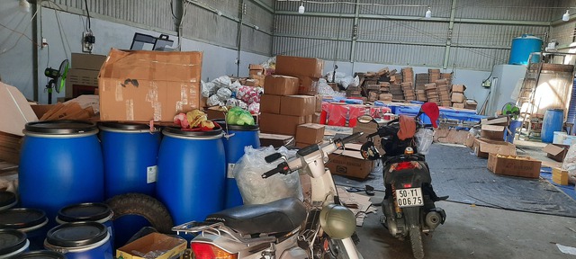Phía bên trong Xưởng sản xuất mỹ phẩm Phía bên trong Xưởng sản xuất mỹ phẩm