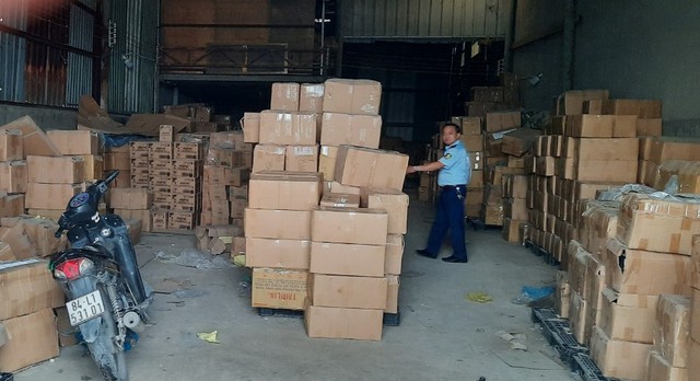 Phát hiện 5 kho chứa, xưởng "khủng" sản xuất mỹ phẩm giả - Ảnh 5. Phát hiện 5 kho chứa, xưởng "khủng" sản xuất mỹ phẩm giả - Ảnh 5.